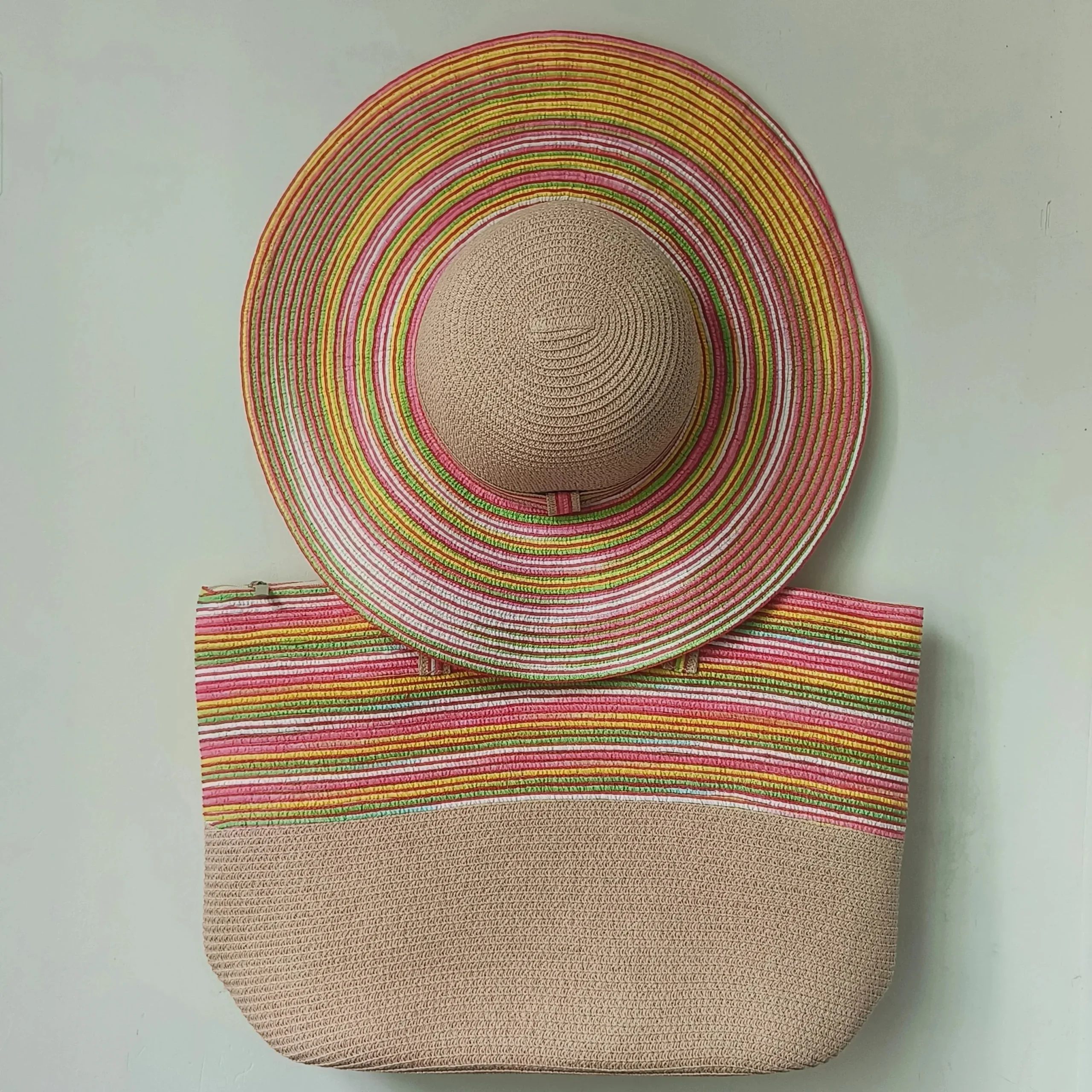 Chapeau de paille et sac de plage