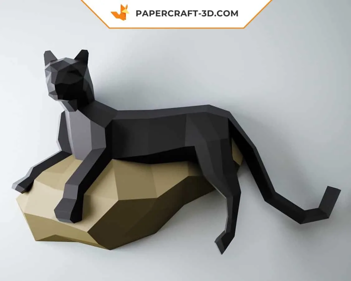 Papercraft de panthère noire sur un rocher mural en origami 3D