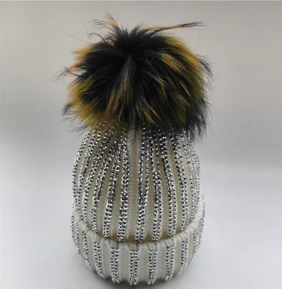 Bonnet avec strass et pompon – Image 5