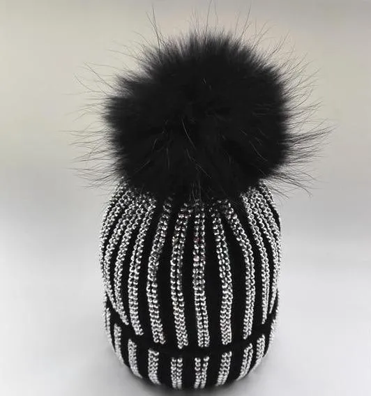 Bonnet avec strass et pompon – Image 2